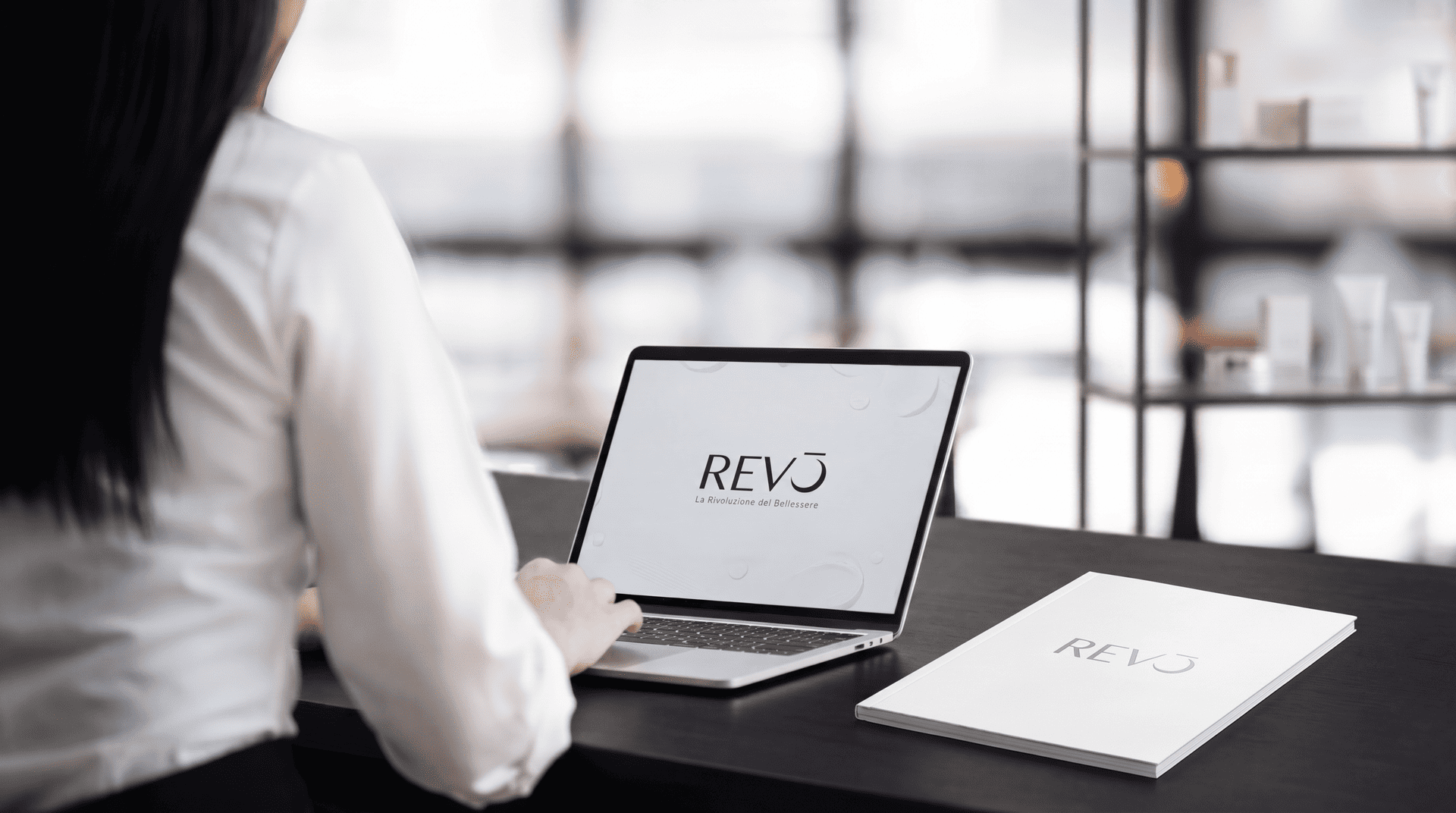 Img_scrivania_revo (1)